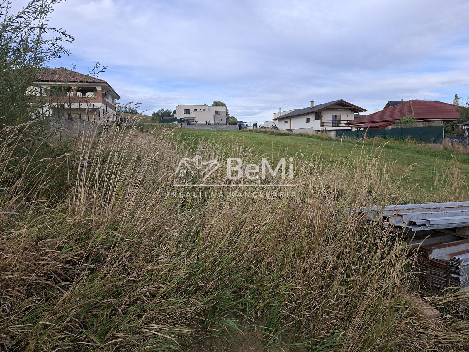 Na predaj stavebný pozemok v obci Zubrohlava – 1 072 m² – fotka 2