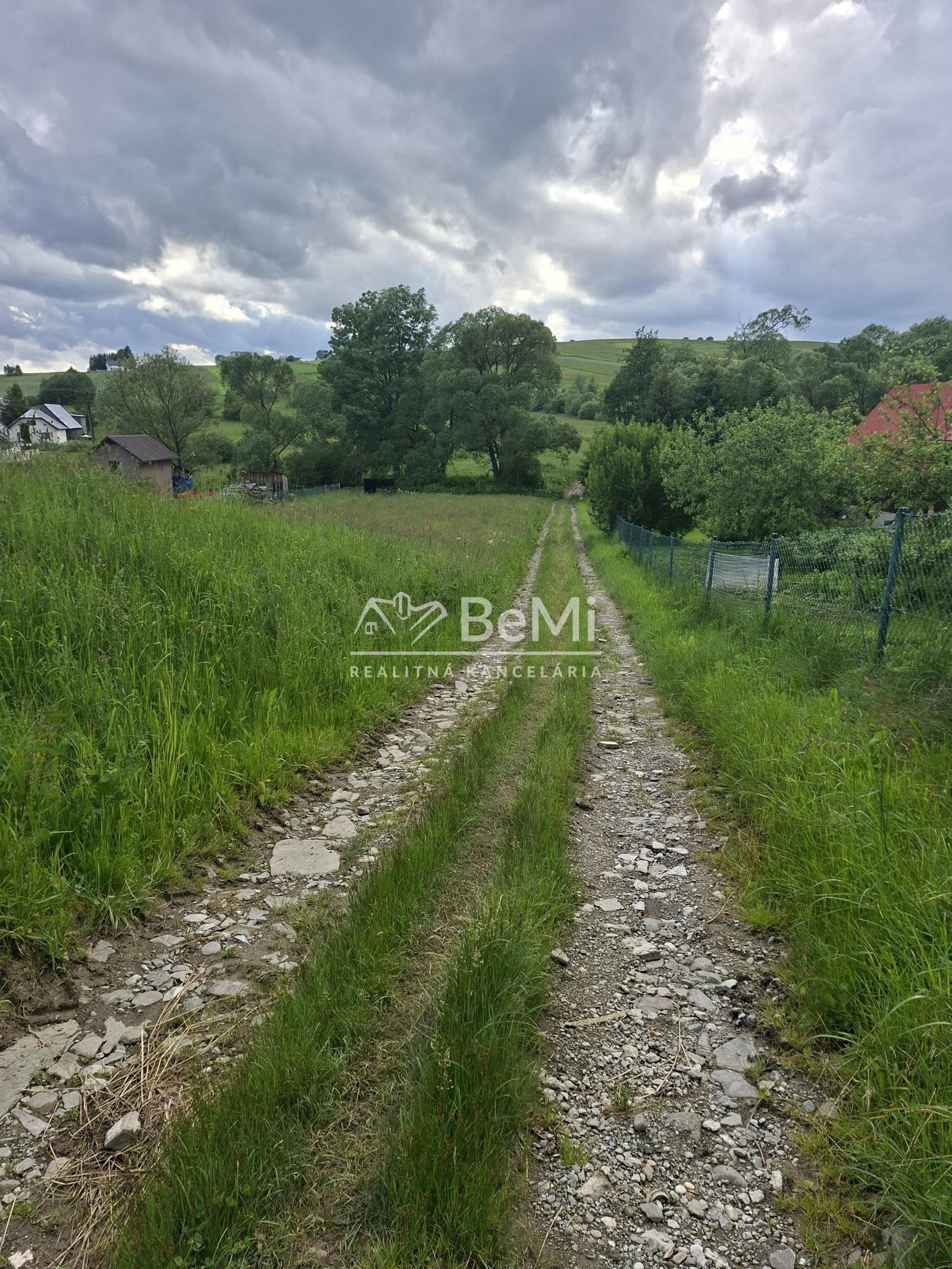 Na predaj stavebný pozemok – Oravské Veselé, 674 m² – fotka 2