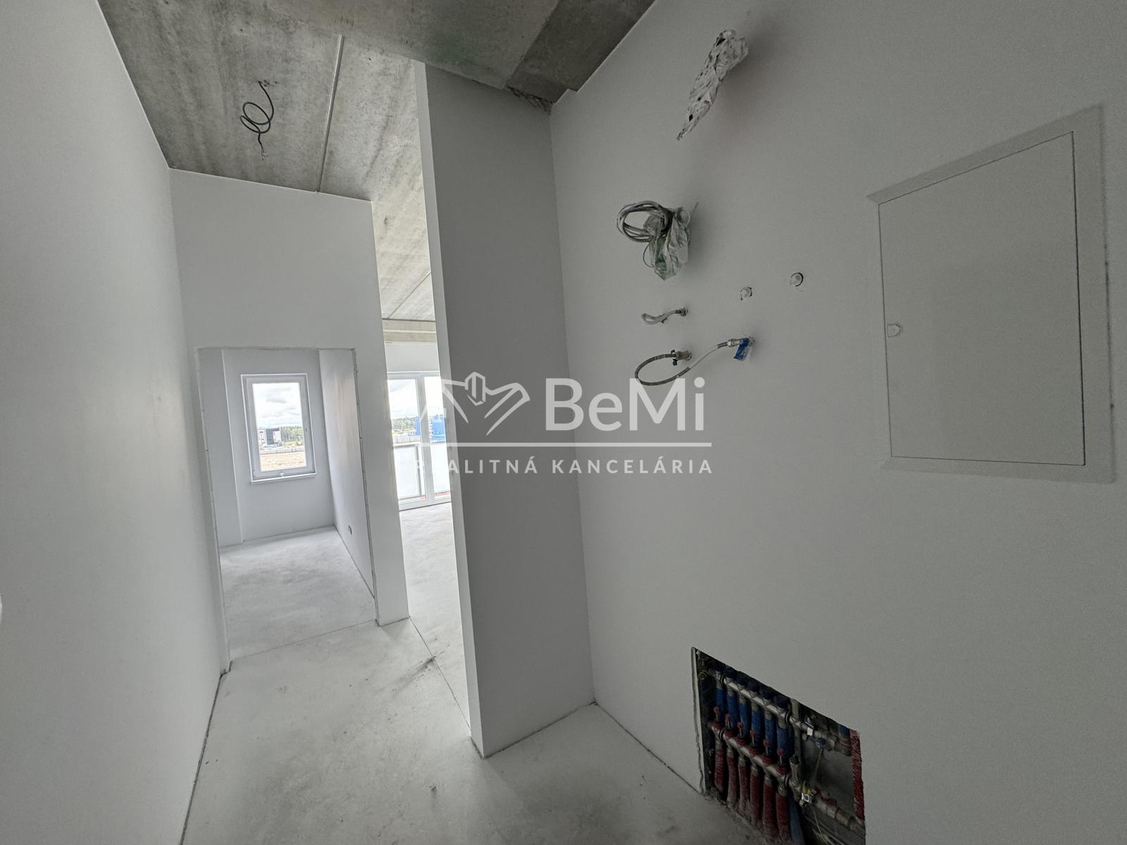 NOVOSTAVBA - NA PREDAJ 2-izbový apartmán s balkónom – fotka 2