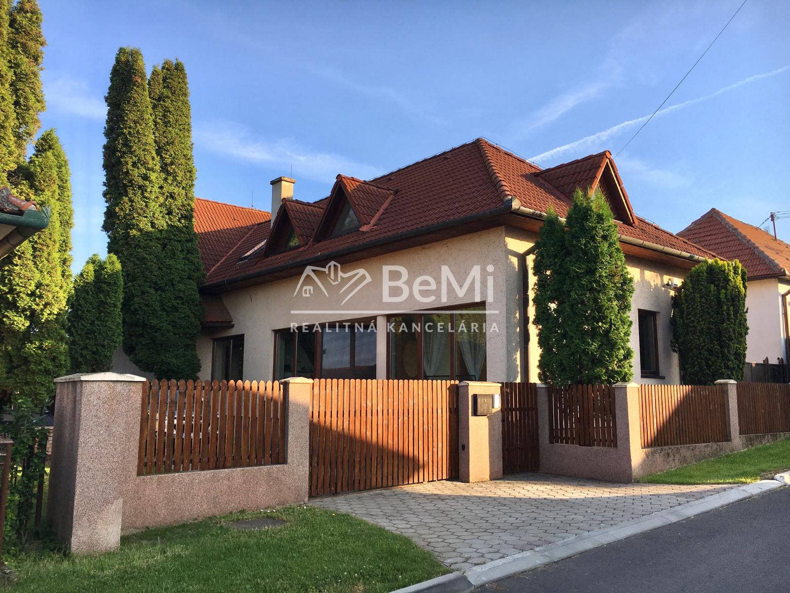 Výnimočný 7 izbový dom v Zbehoch – so saunou a bazénom – fotka 2