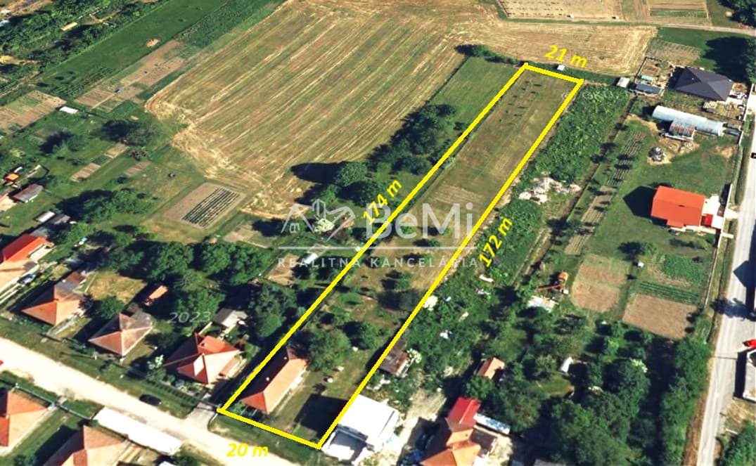 Pozemok s rodinným domom o výmere 3 671 m² v obci Jelenec – fotka 2