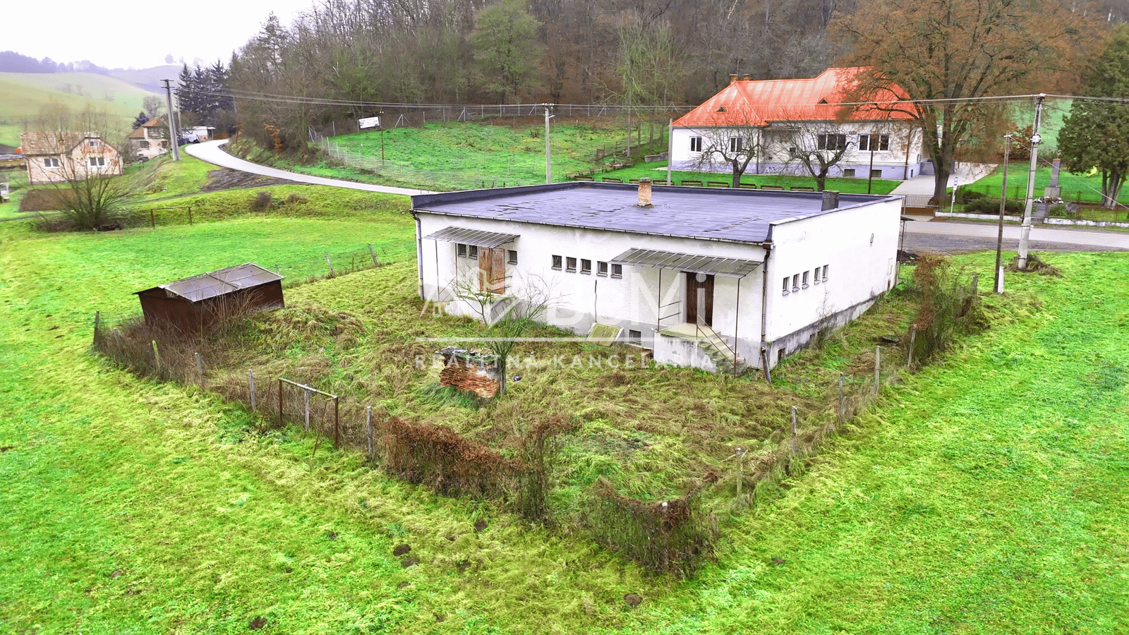 VIDEO - BUDOVA S PROJEKTOM NA RODINNÝ BUNGALOV - NA PREDAJ