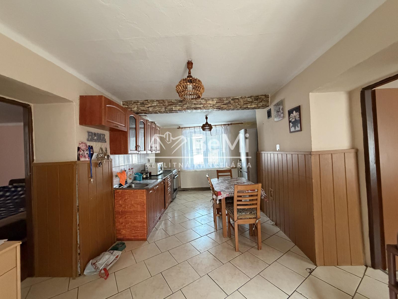 Rodinný dom s 1112 m2 záhradou aj chatou v obci Jelšava-PREDAJ – fotka 2