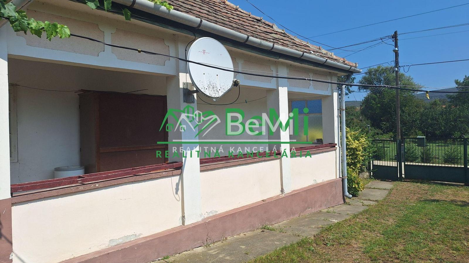 Dom so záhradou   vo výmere 2200 m2 Korlát-19900,-Eur