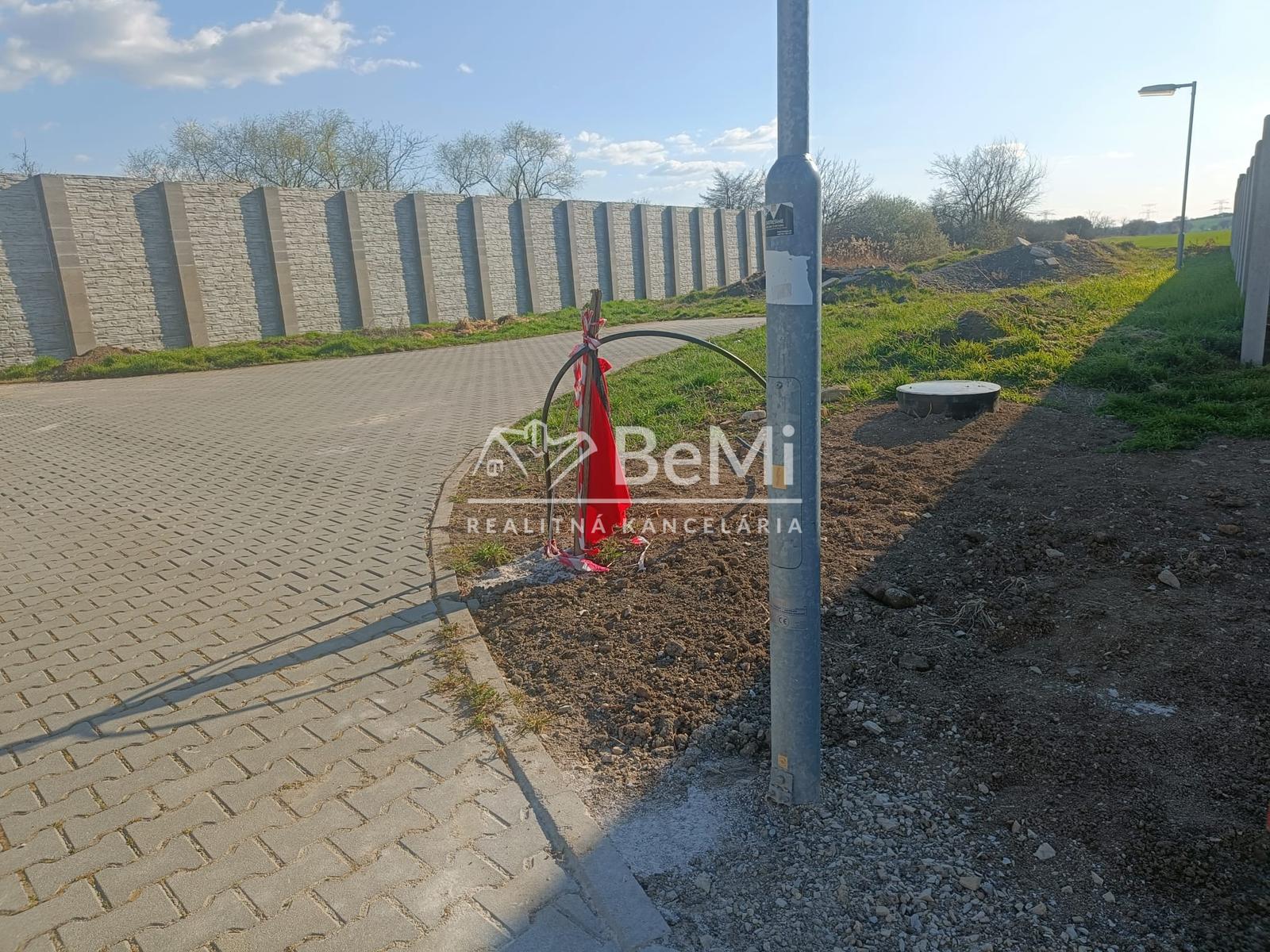 Pozemok 607m2 s hotovými sieťami: Hneď pri Topoľčanoch. 016-14-RAKOa – fotka 2