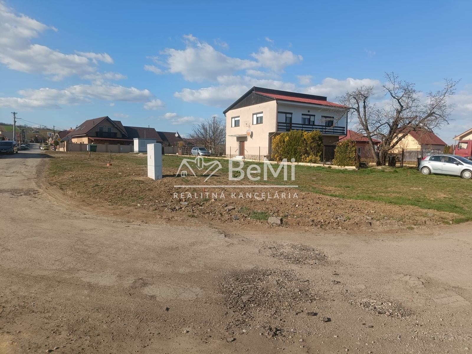 Pozemok 800m2 s hotovými sieťami: Hneď pri Topoľčanoch. 018-14-RAKOa – fotka 2