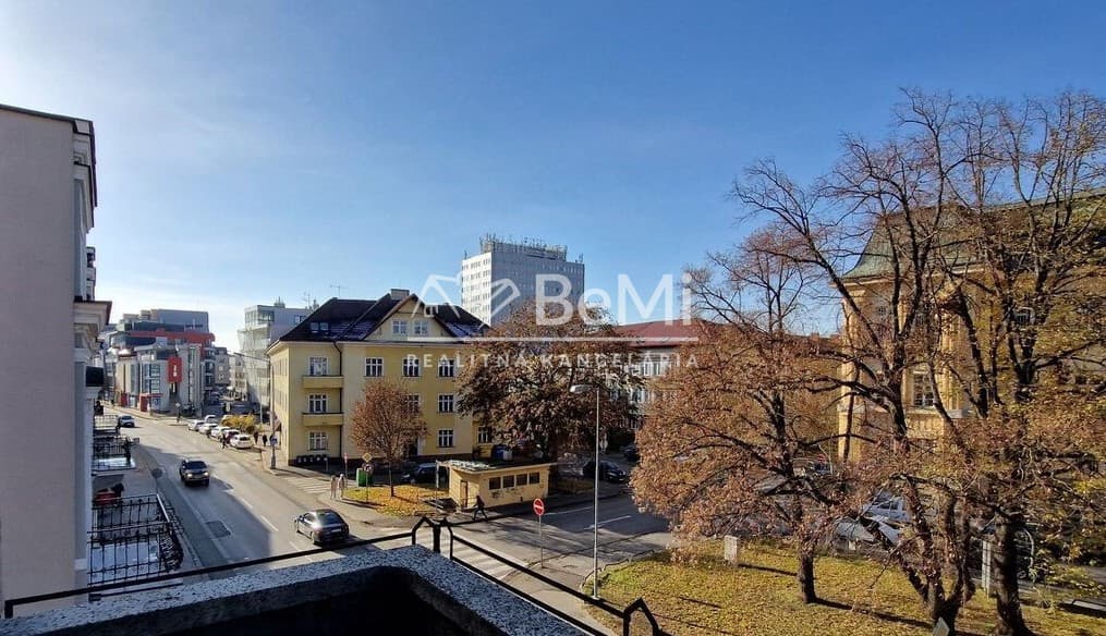 Polyfunkčná budova s veľkým využitím a parkovaním Centrum