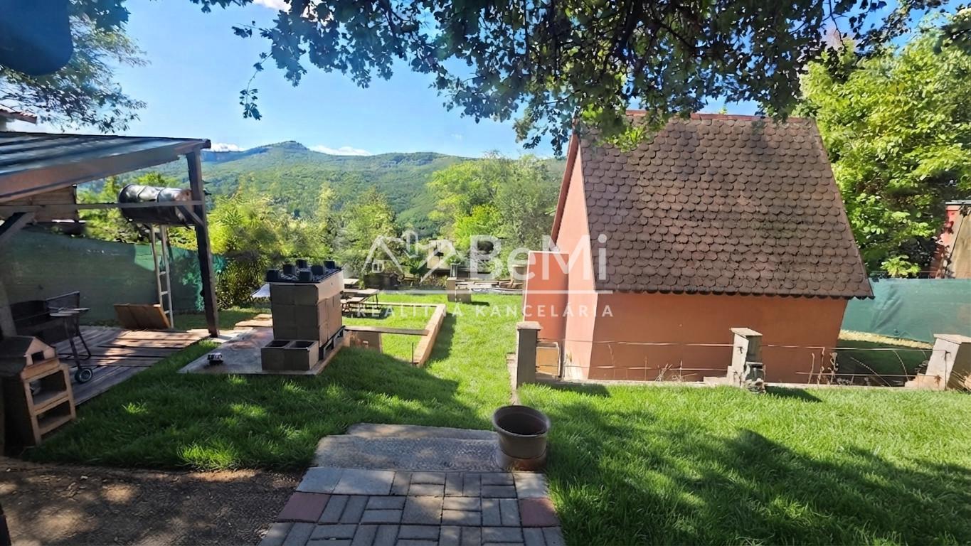 Murovaná chatka na peknom pozemku Trenčianske Teplice