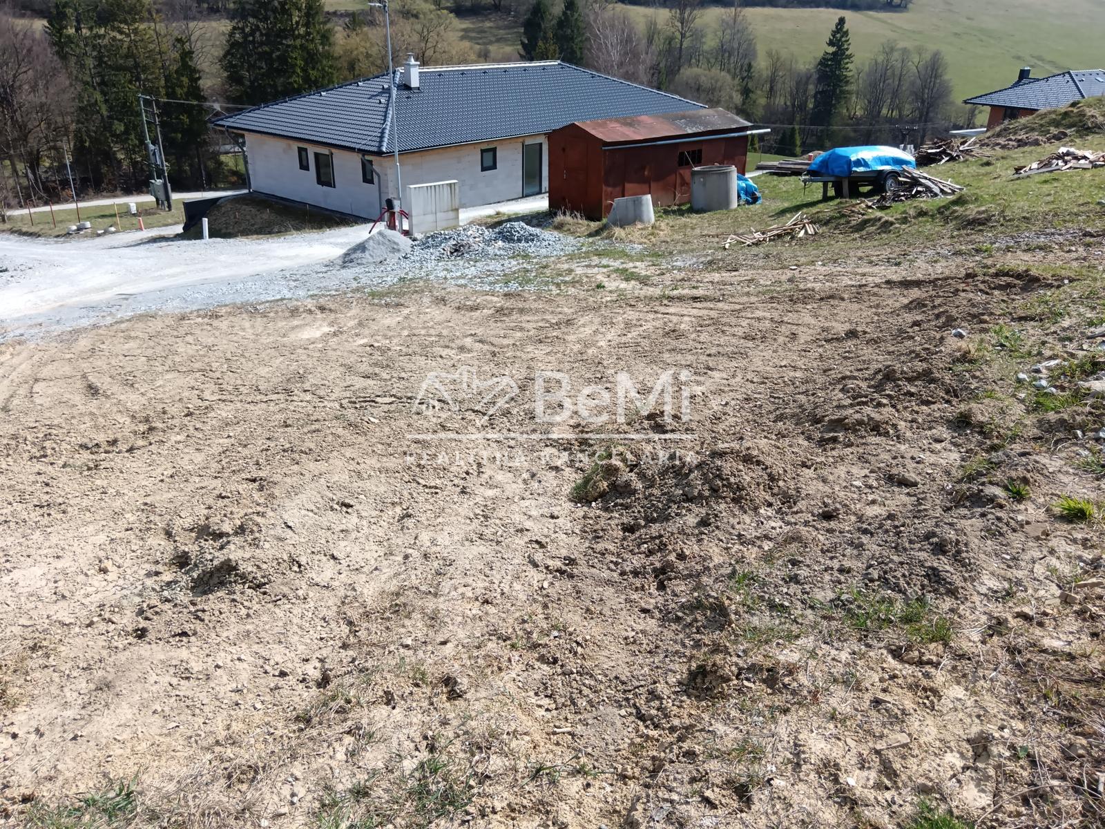 Predaj: Stavebný pozemok, 701m2, Dolný Vadičov (255-14-MACH)