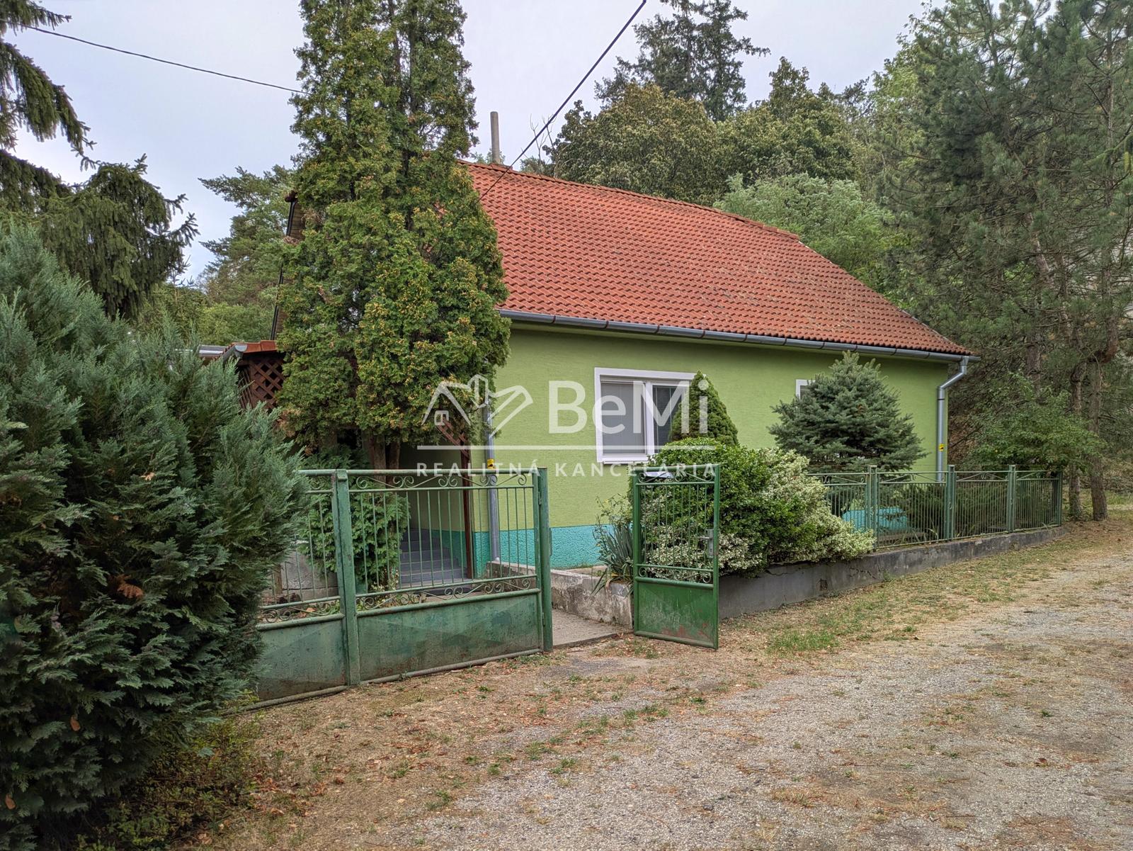 REZERVOVANÉ - Predaj, rodinný dom s pekným pozemkom - Nemčiňany (1264-12-AFI)