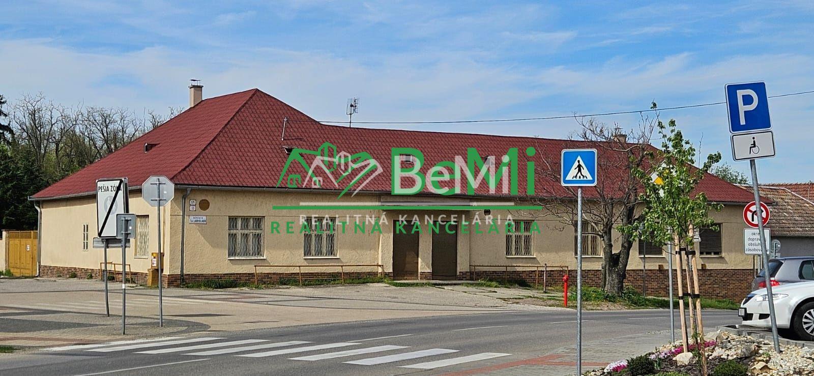 NR - RD - Mojmírovce, centrum obce, 2 bytové jednotky – fotka 2