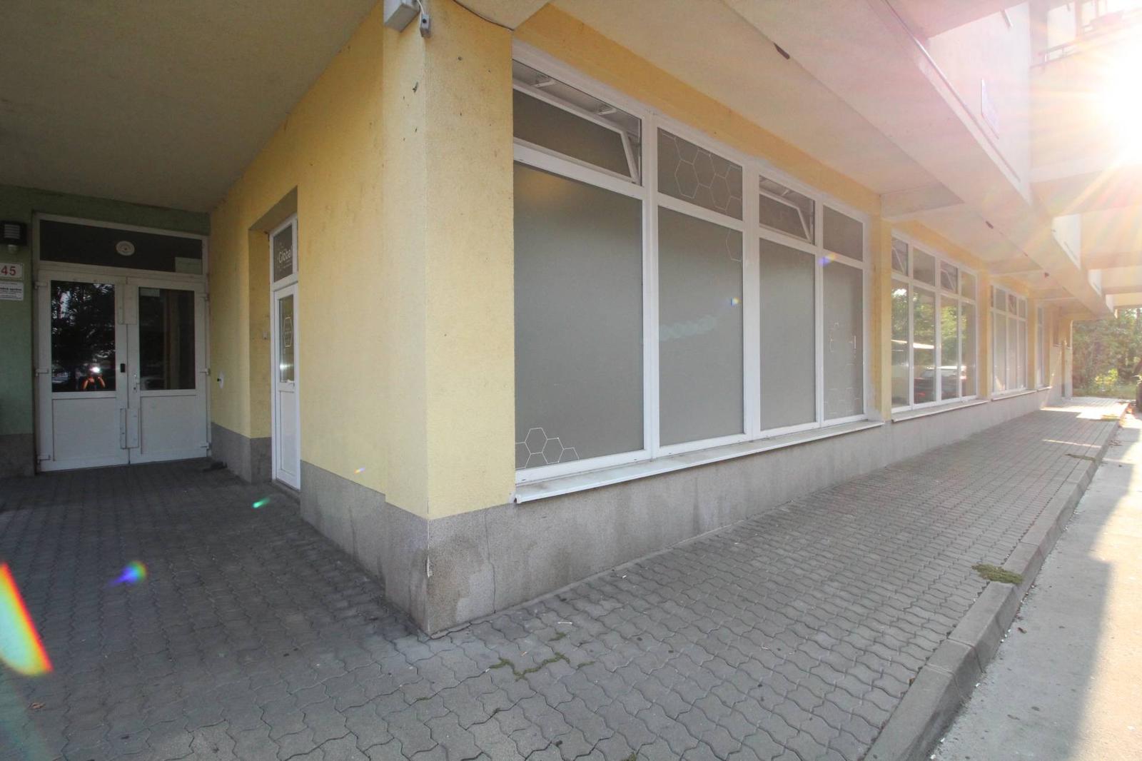 Na prenájom obchodný priestor s 2 vstupmi priamo z ulice – fotka 2