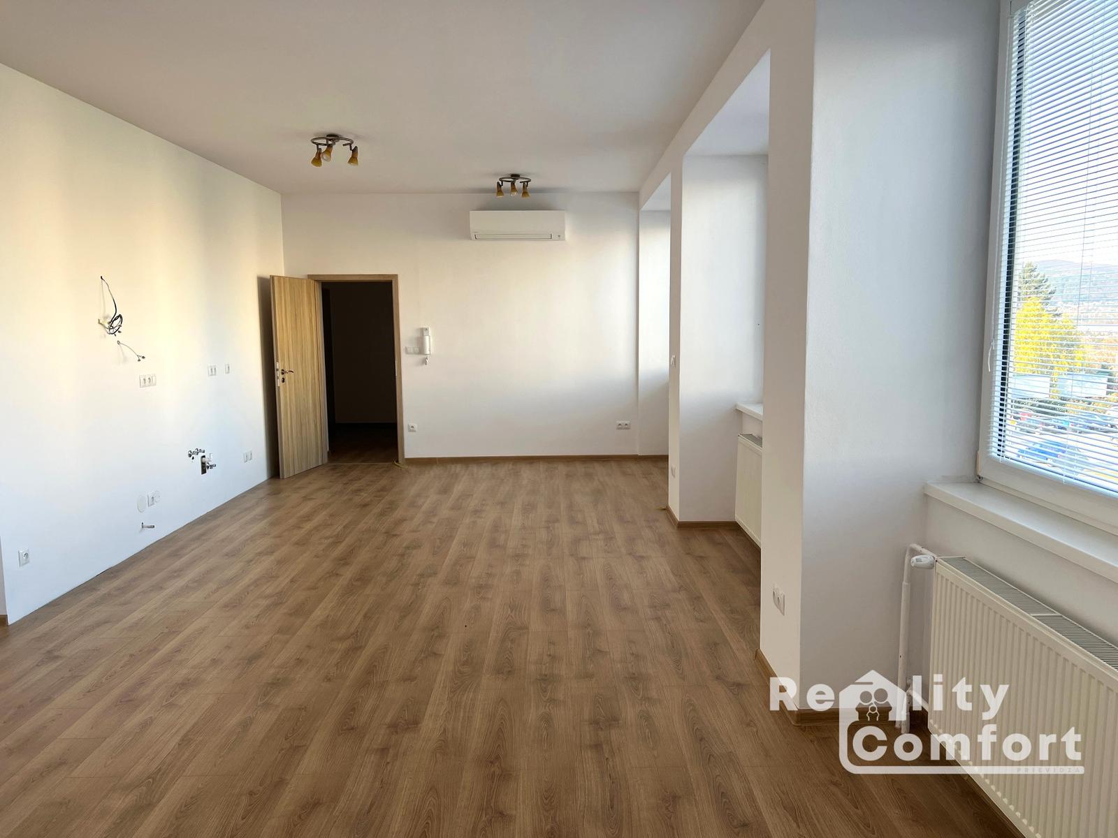 REALITY COMFORT - Štýlové kancelárske priestory na prenájom v centre Prievidze – fotka 2