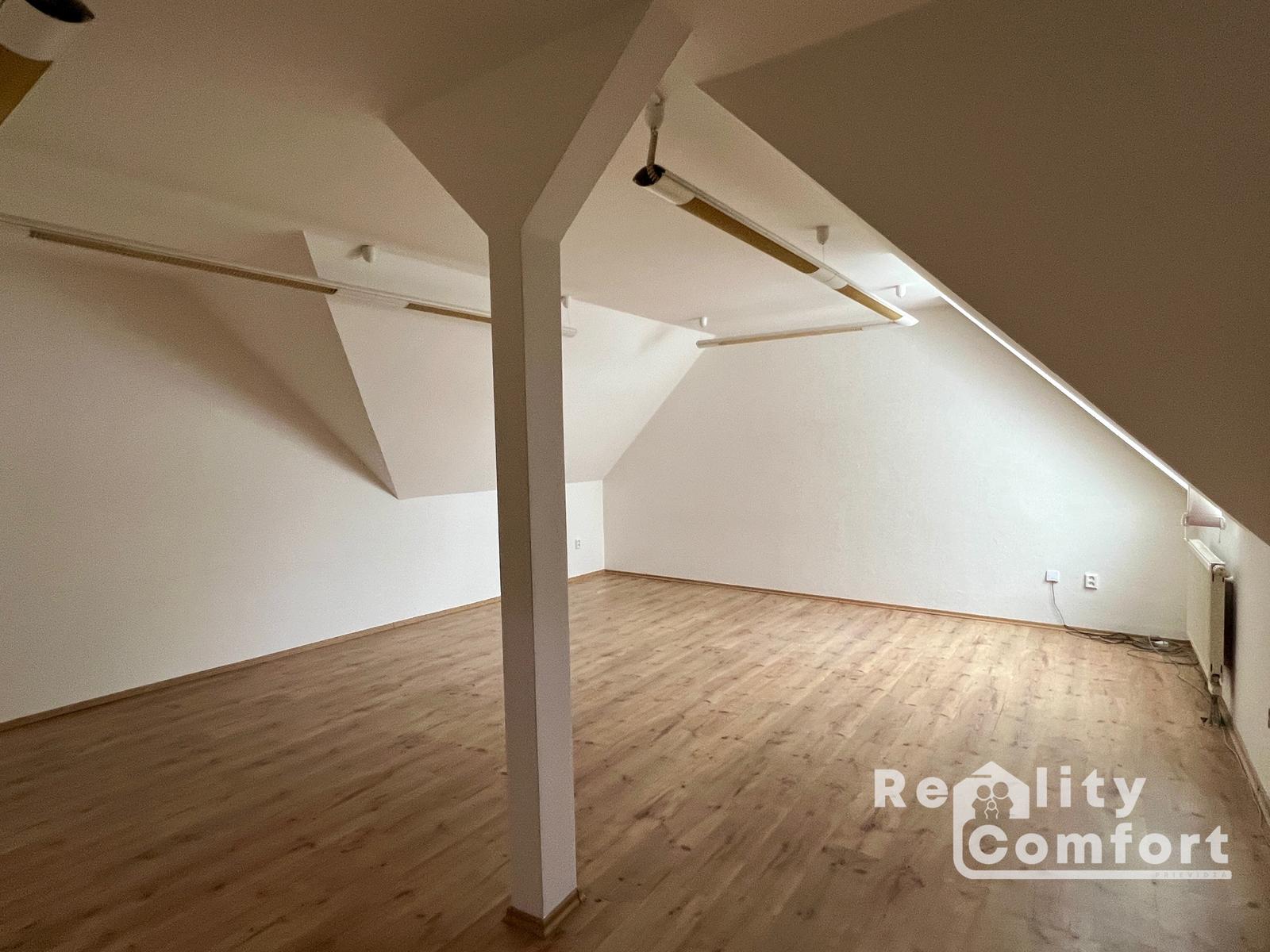 REALITY COMFORT - Na prenájom kancelária v centre mesta Prievidza – fotka 2