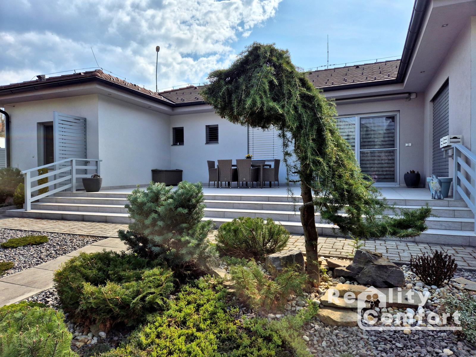REALITY COMFORT - Moderný, elegantný bungalov s krásnou záhradou v Bánovciach nad Bebravou