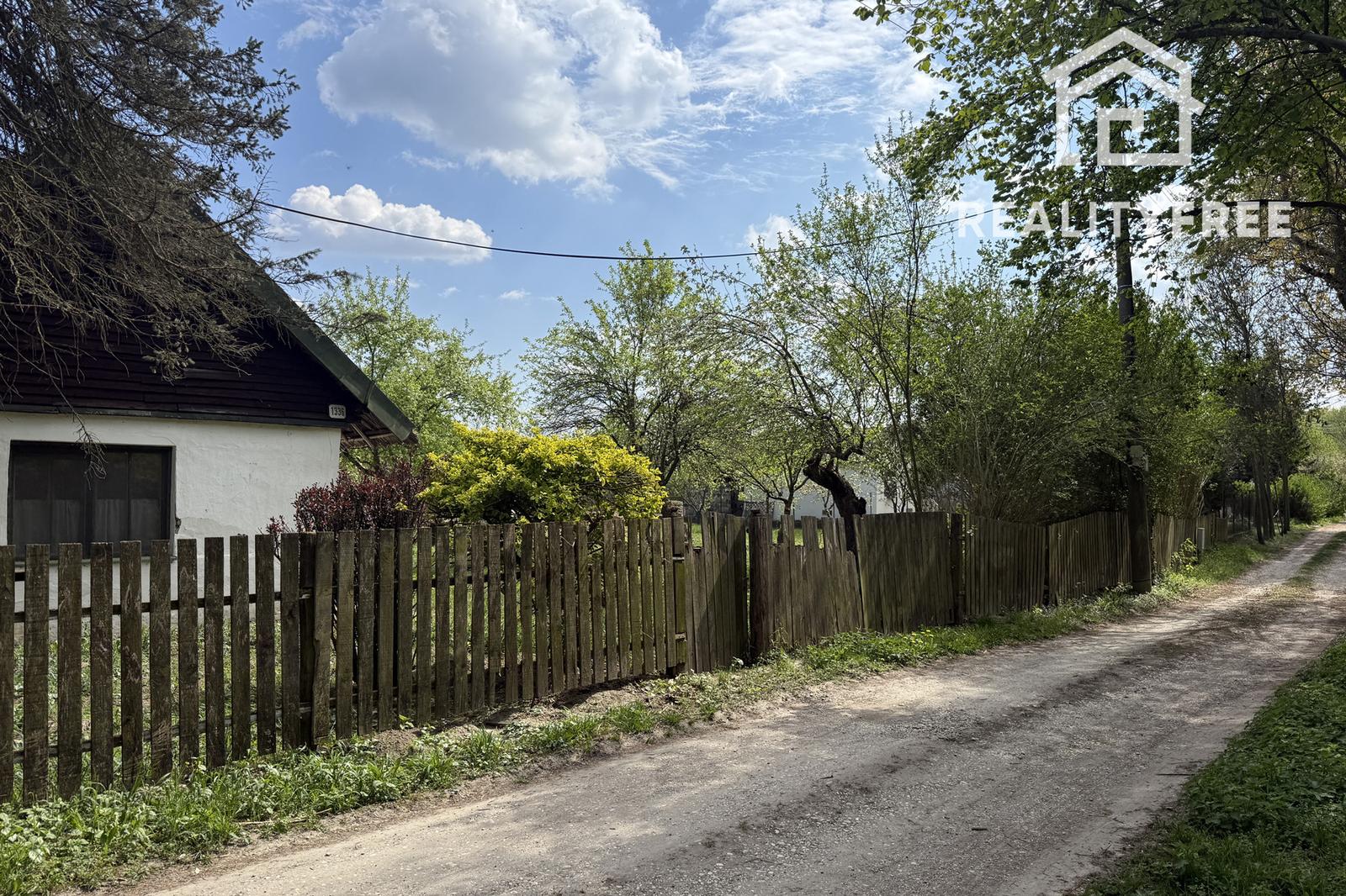 Rodinný dom s rozľahlým investičným pozemok (2 076 m²) pri Dunaji s potenciálom, Gabčíkovo- Dedinské ostrovy
