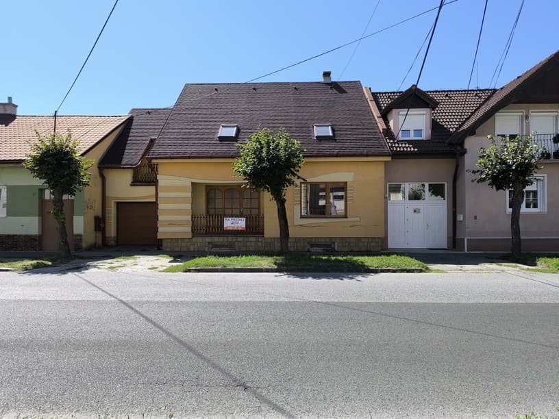 Bývanie bez kompromisov: Monumentálnych 347 m² interiéru priamo v centre Rimavskej Soboty a dvor, ktorý netreba víkendy kosiť!