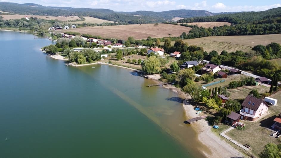 Rekreačný dom priamo na brehu vodnej nádrže Teplý Vrch s vlastným mólom a bazénom – fotka 2