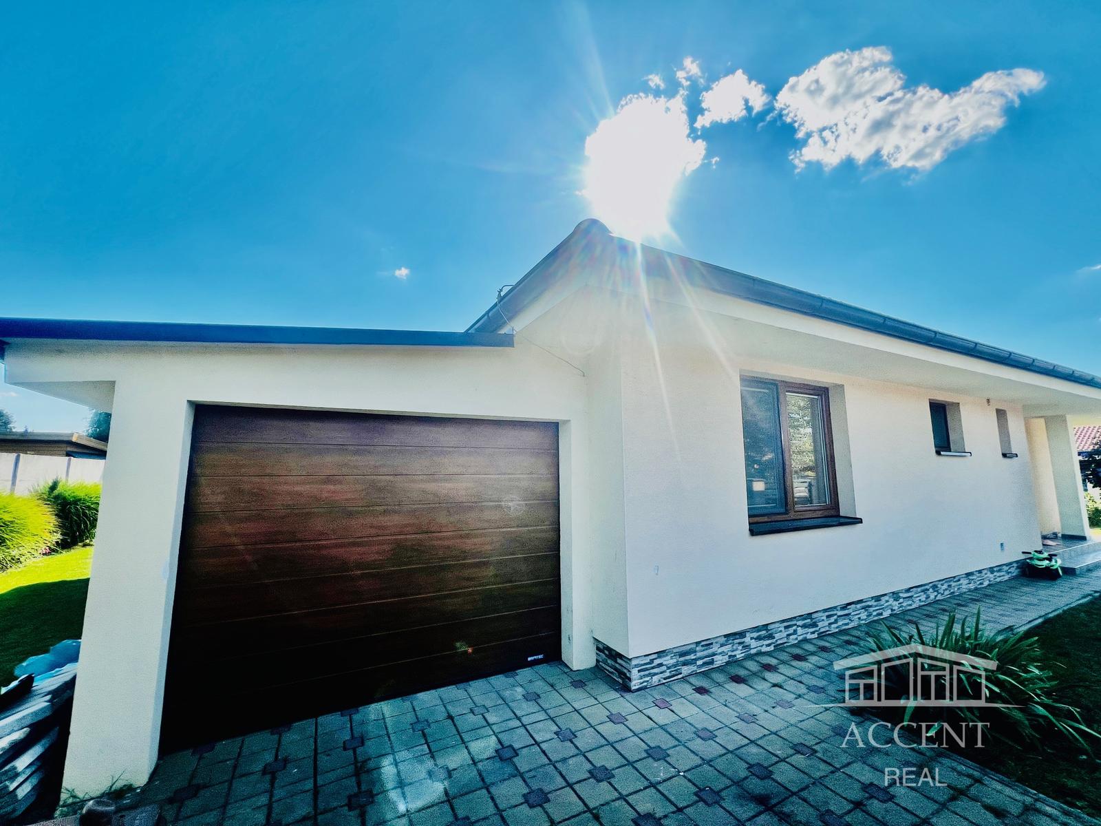 PRENÁJOM - PRIESTRANNÝ 4-IZBOVÝ BUNGALOV (188M2) S GARÁŽOU A S PEKNÝM POZEMKOM (550M2) LEN 4KM OD SENCA - HRUBÝ ŚÚR – fotka 2