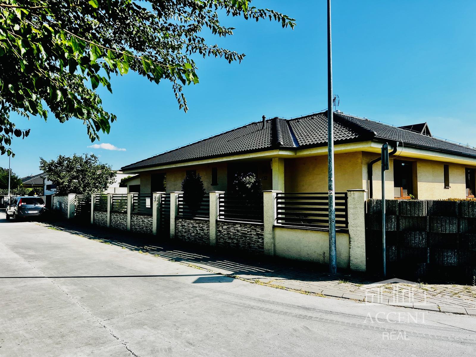 PRENÁJOM - PRIESTRANNÝ 4-IZBOVÝ BUNGALOV (188M2) S GARÁŽOU A S PEKNÝM POZEMKOM (550M2) LEN 4KM OD SENCA - HRUBÝ ŚÚR