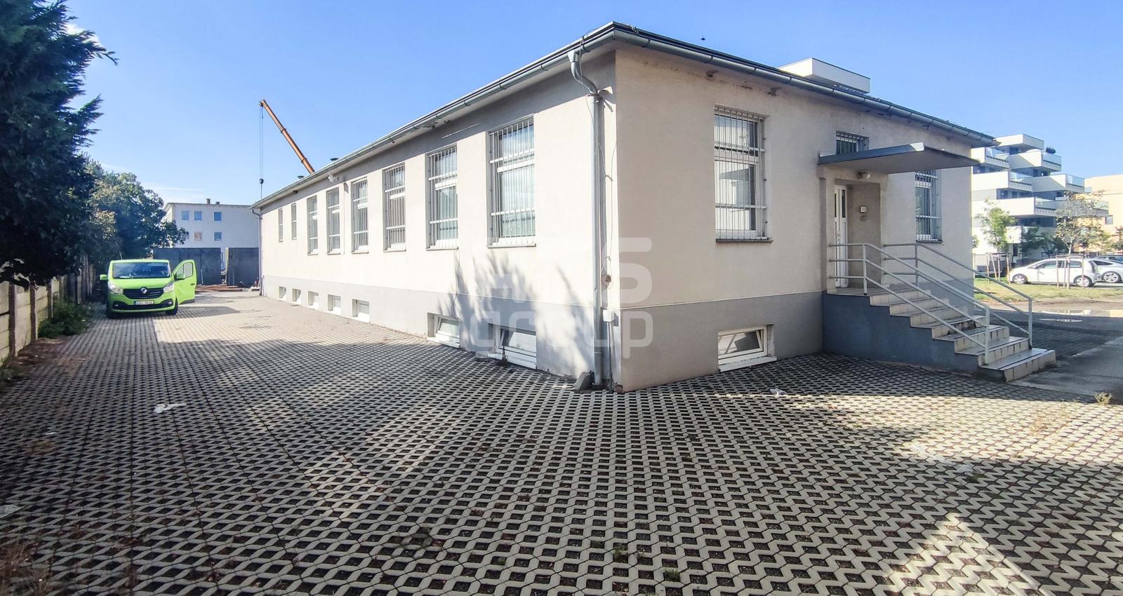PREDAJ, Kancelársko skladová budova s parkovaním, Stupava, výmera 492 m2