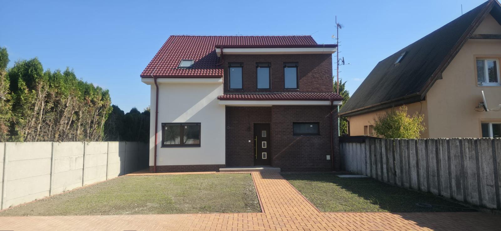 Veľký 5 izbový dvojpodlažný rodinný dom vo Vojke nad Dunajom