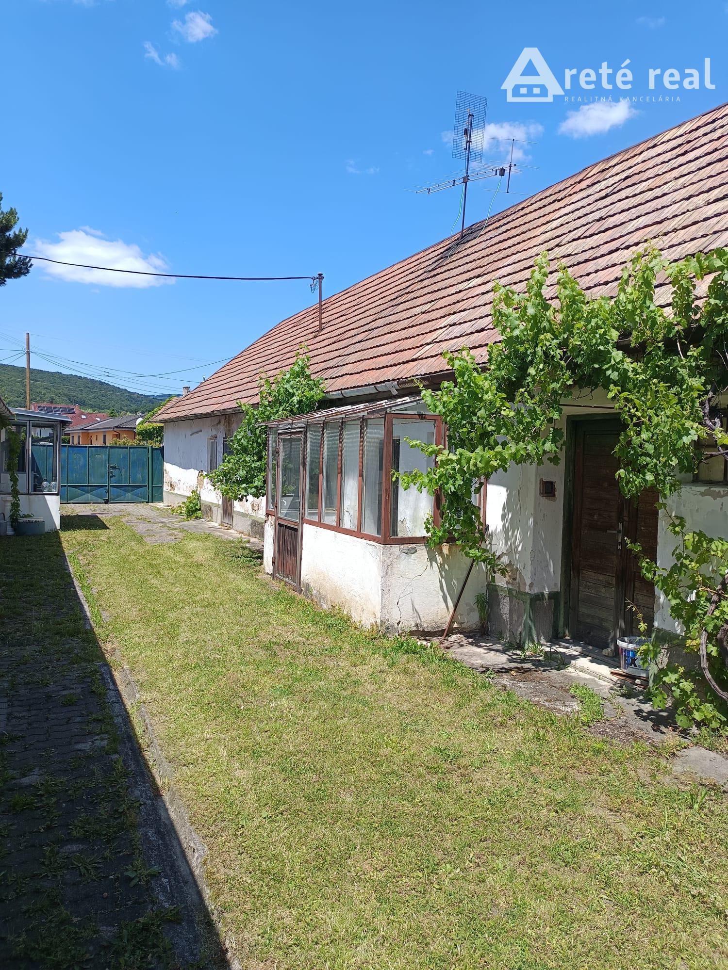 Areté real- Rodinný dom v tichej časti Častej – ideálny na rekonštrukciu alebo novú výstavbu – fotka 2