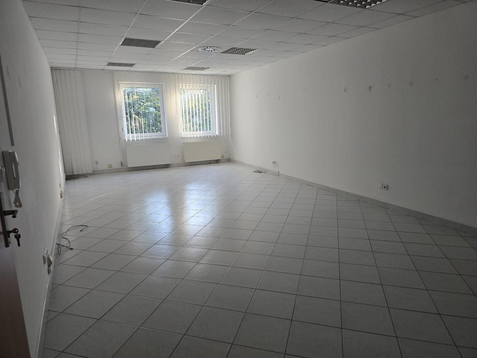 Areté real- prenájom kancelárie v centre Senca – fotka 2