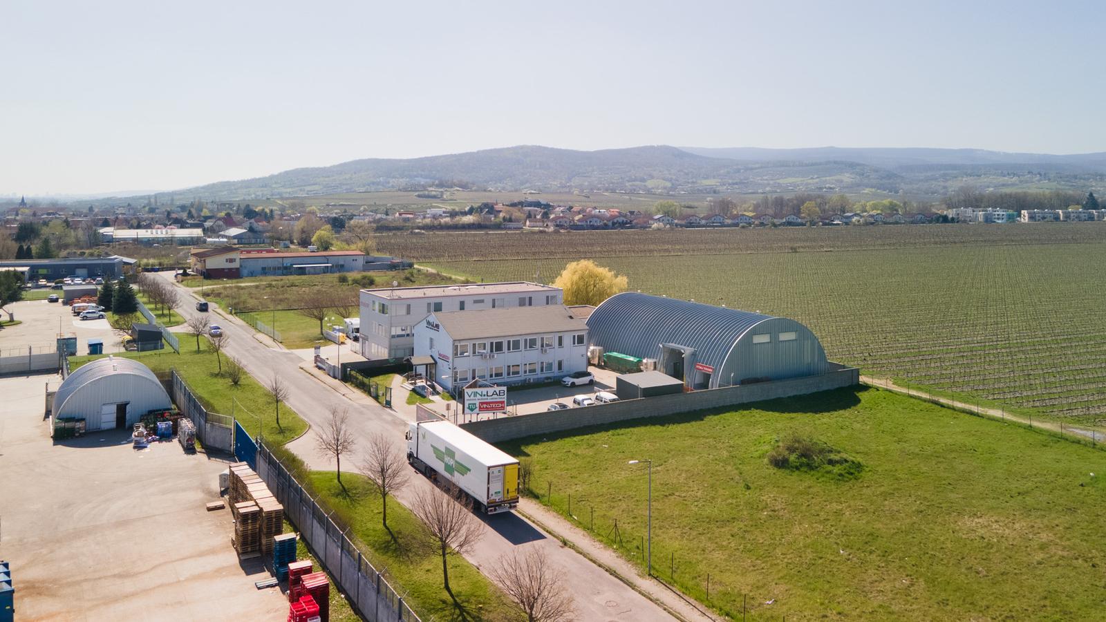 arete.sk – PREDAJ OBCHODNÉHO AREÁLU SO SKLADOVOU HALOU, BUDOVOU OBCHODU A SLUŽIEB A VONKAJŠÍM SKLADOM – fotka 2