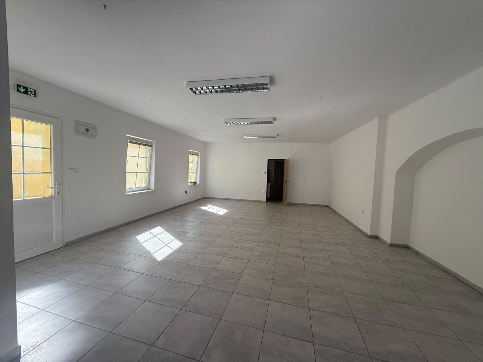 Areté real, Prenájom 87,2 m2 obchodného priestoru s parkovacím miestom v priamom centre mesta Pezinok – fotka 2