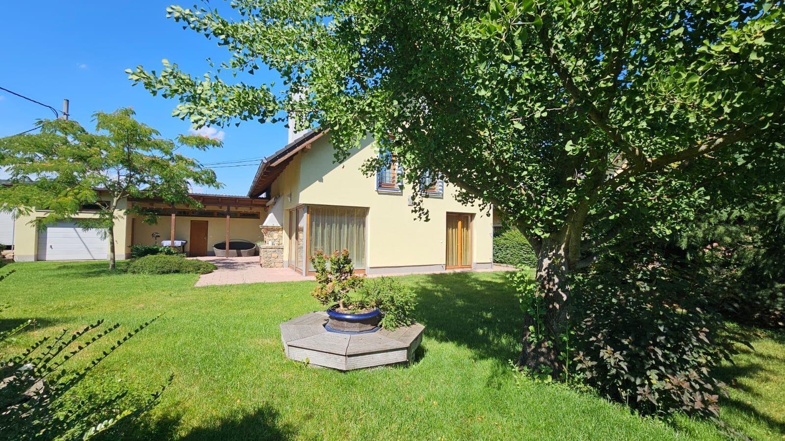 Areté real - Predaj veľmi pekného, výborne dispozične riešeného 5-izbového rodinného domu s garážou vo vyhľadávanej lokalite, obec Limbach, ul. Pri Kockách – fotka 2
