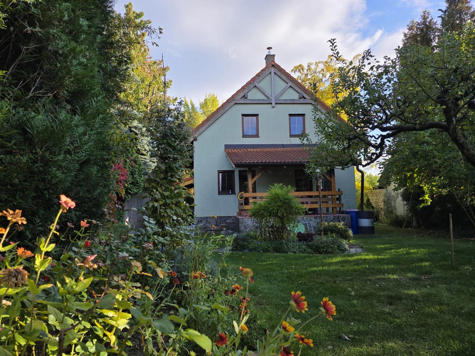 Areté real, Predaj dvojpodlažného rodinného domu s terasou, garážou a krásnou záhradou v blízkosti centra Pezinka, ul. Senecká