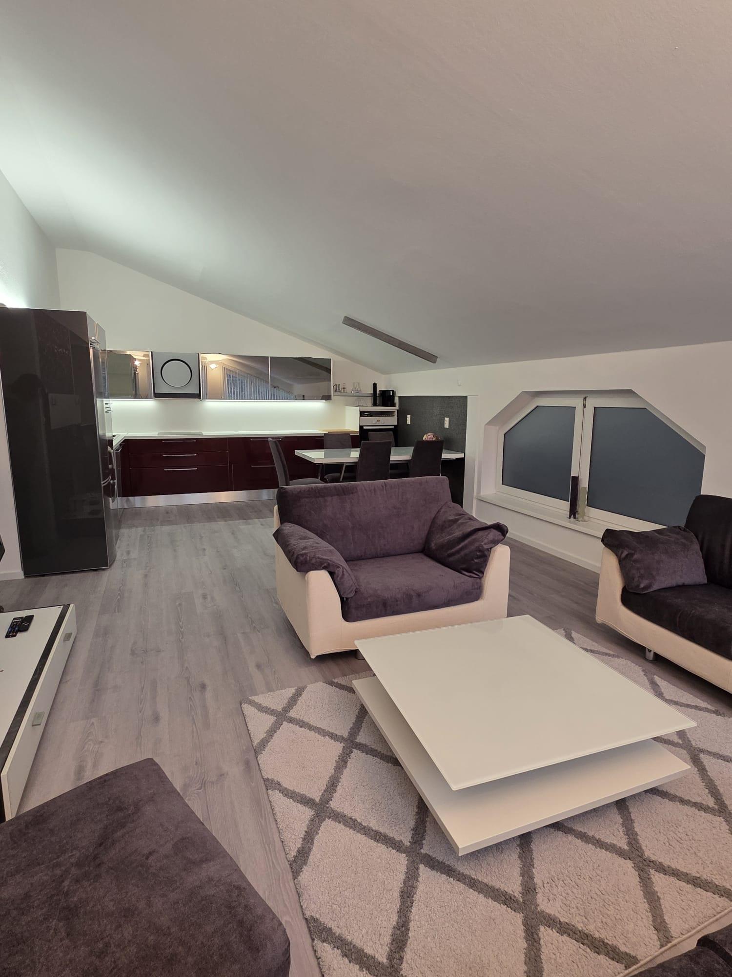 Areté real - Nadštandardný, priestranný 5-izbový byt v rodinnom dome  s parkovaním vo výbornej lokalite v Pezinku