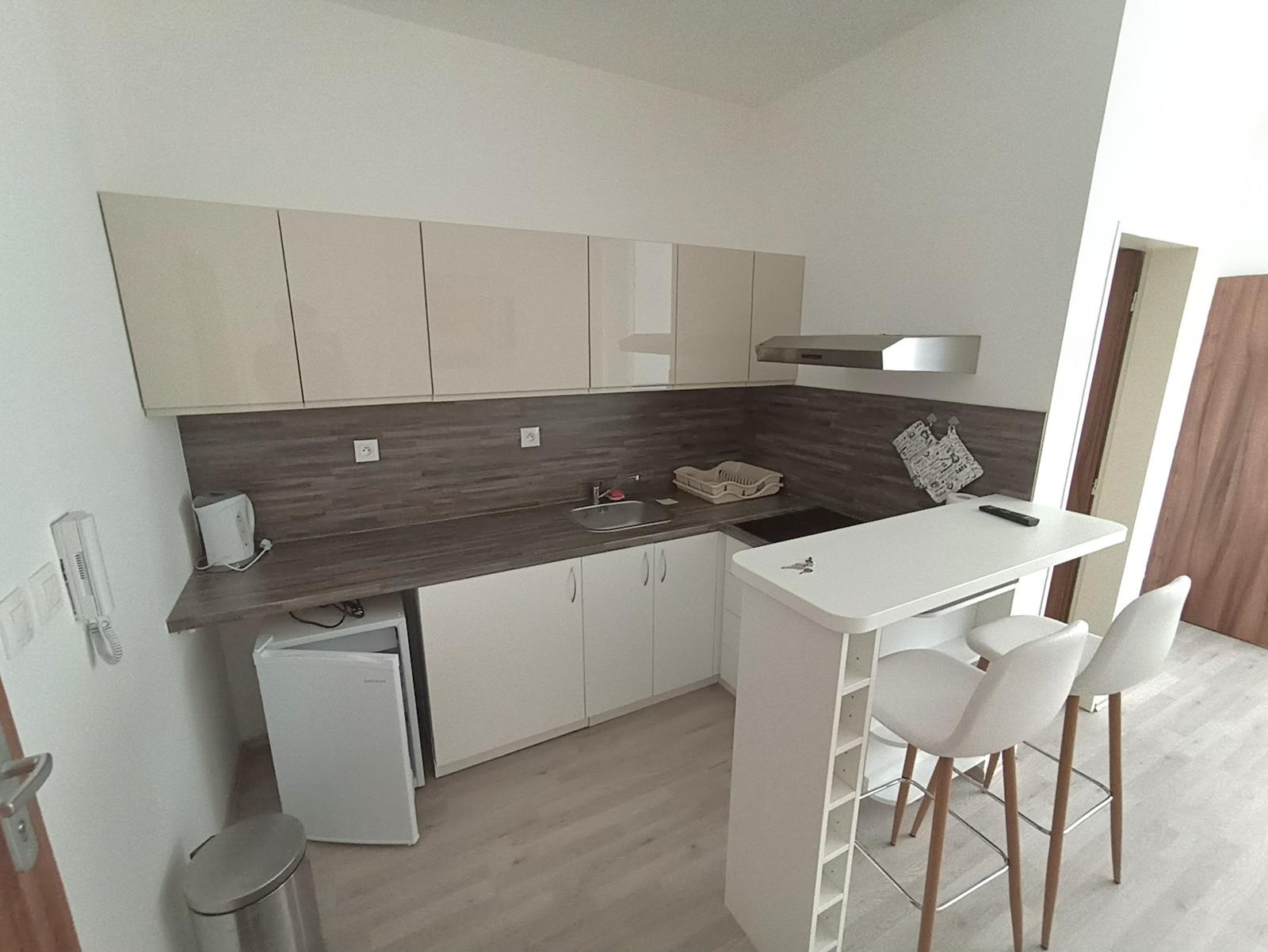 Areté real - Predaj prakticky riešenej garsónky v uzavretom areáli v blízkosti centra Pezinku, ul. Tehelná