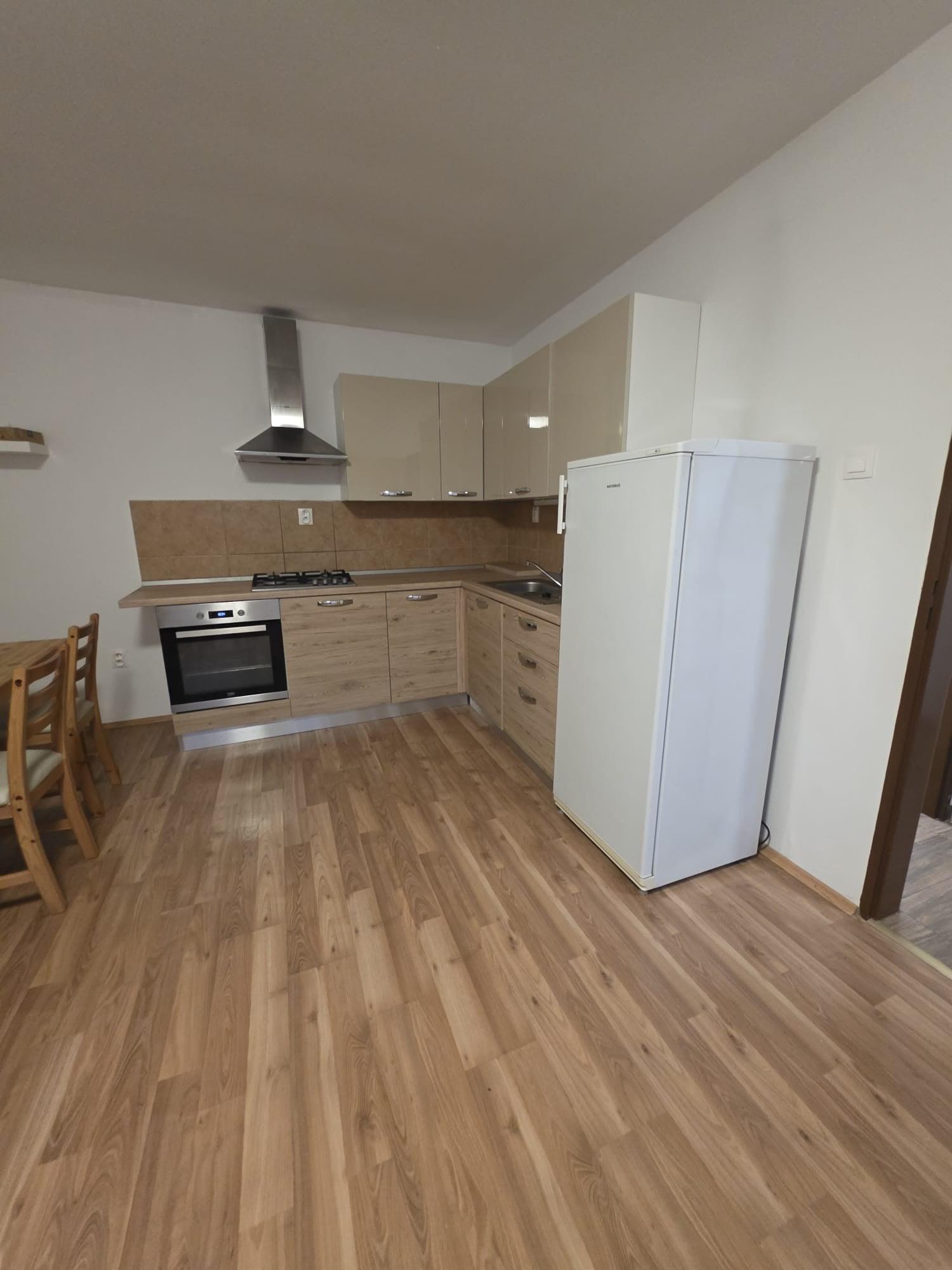 Areté real- Prenájom 2-izbového bytu s parkovacím miestom v centre Pezinka – fotka 2
