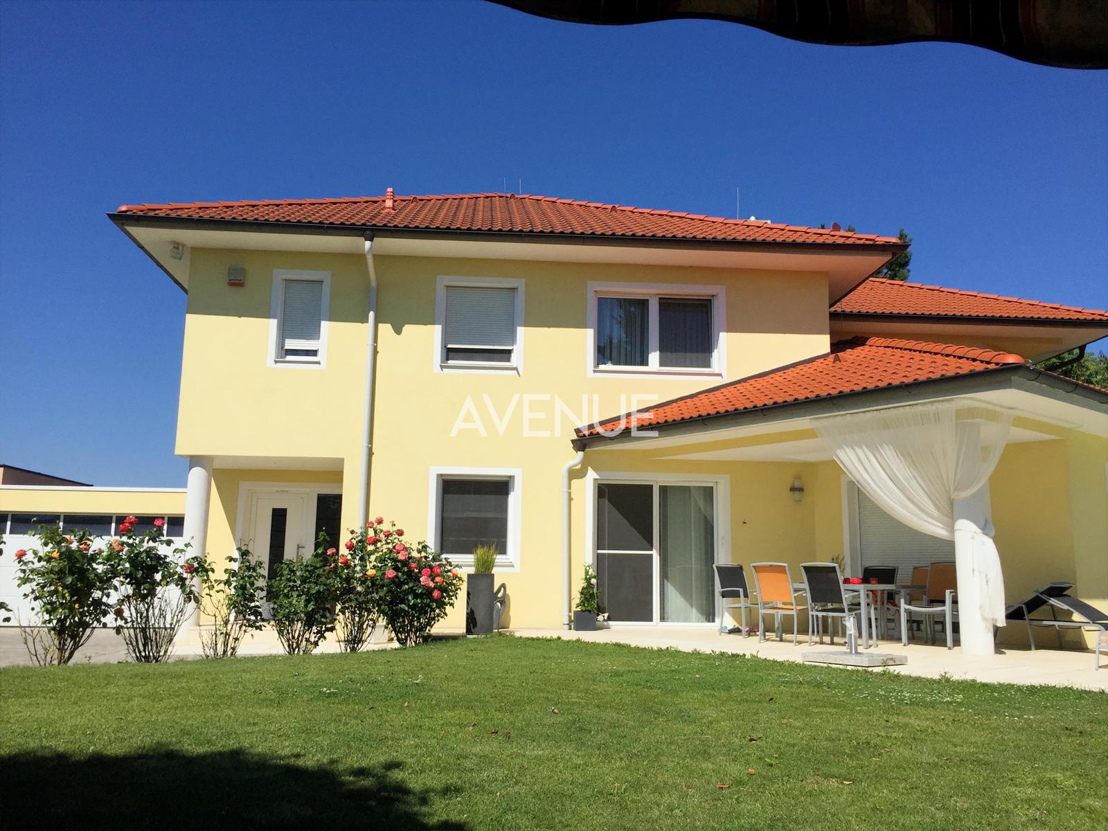 Exkluzívna vila „VILLA TOSCANA“ s bazénom, wellness, vínnou pivnicou a domácim kinom