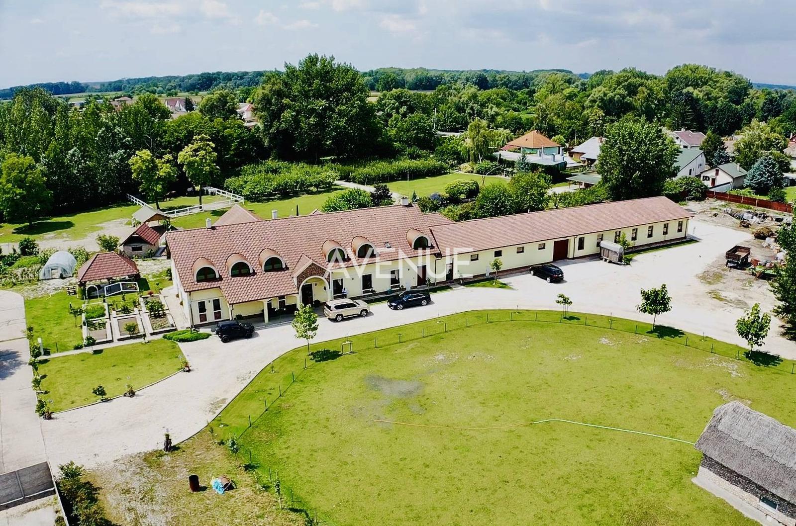 AVENUE I PREDAJ, exkluzívna rodinná usadlosť s jazierkom,Dunajský Klátov