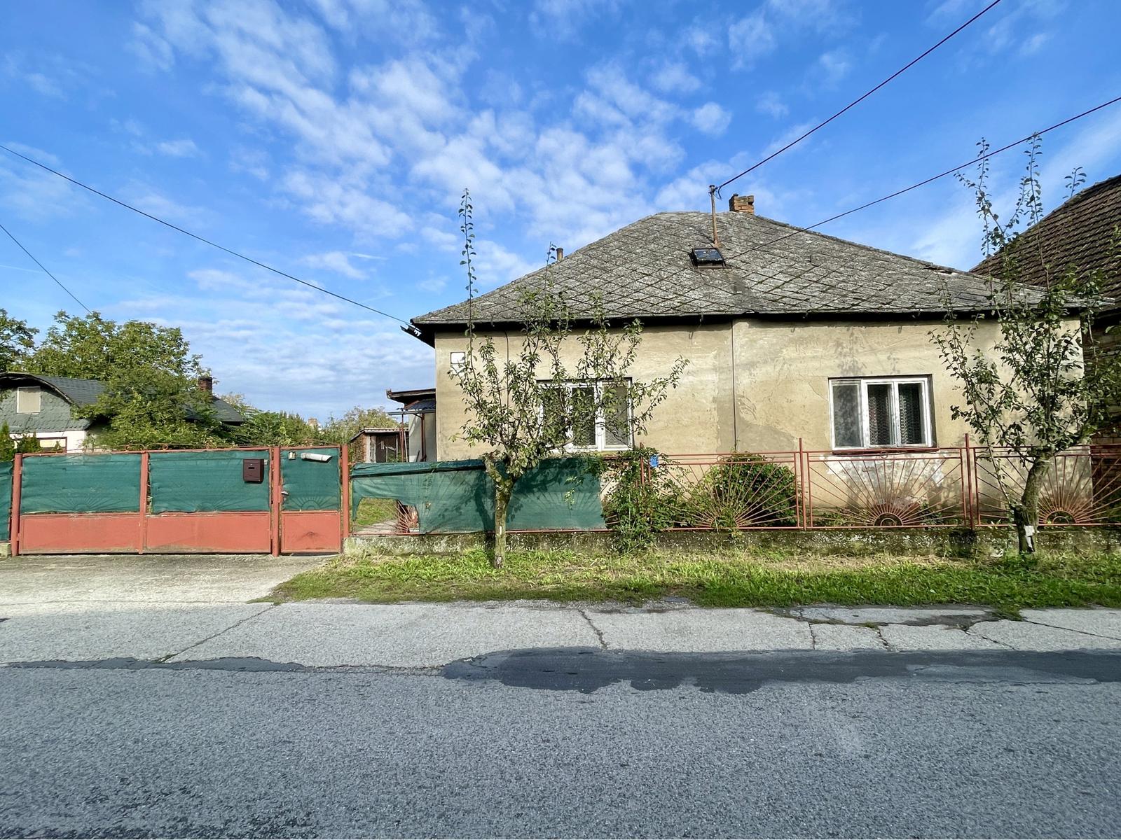JAHODNÁ – STARÝ RODINNÝ DOM S PEKNÝM STAVEBNÝM POZEMKOM NA PREDAJ