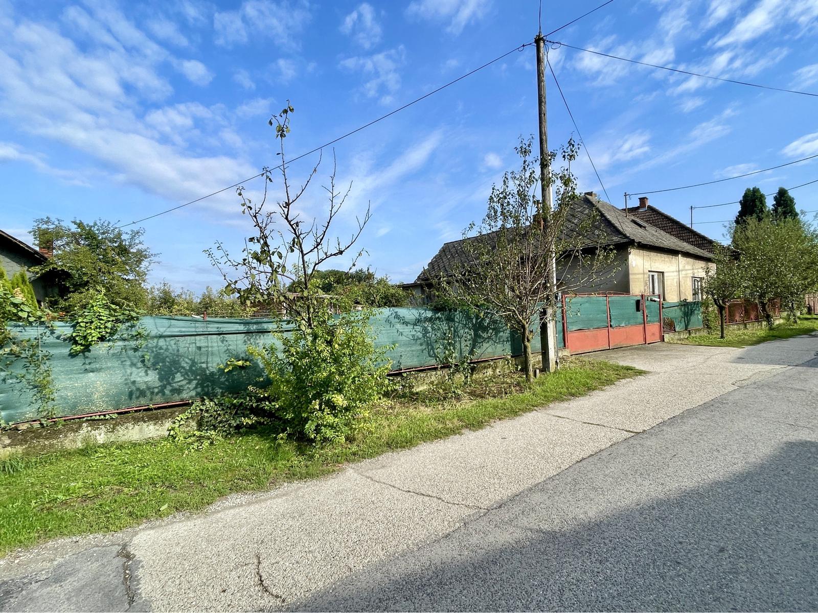 JAHODNÁ – SLNEČNÝ POZEMOK S STARÝM RODINNÝM DOMOM NA PREDAJ – fotka 2