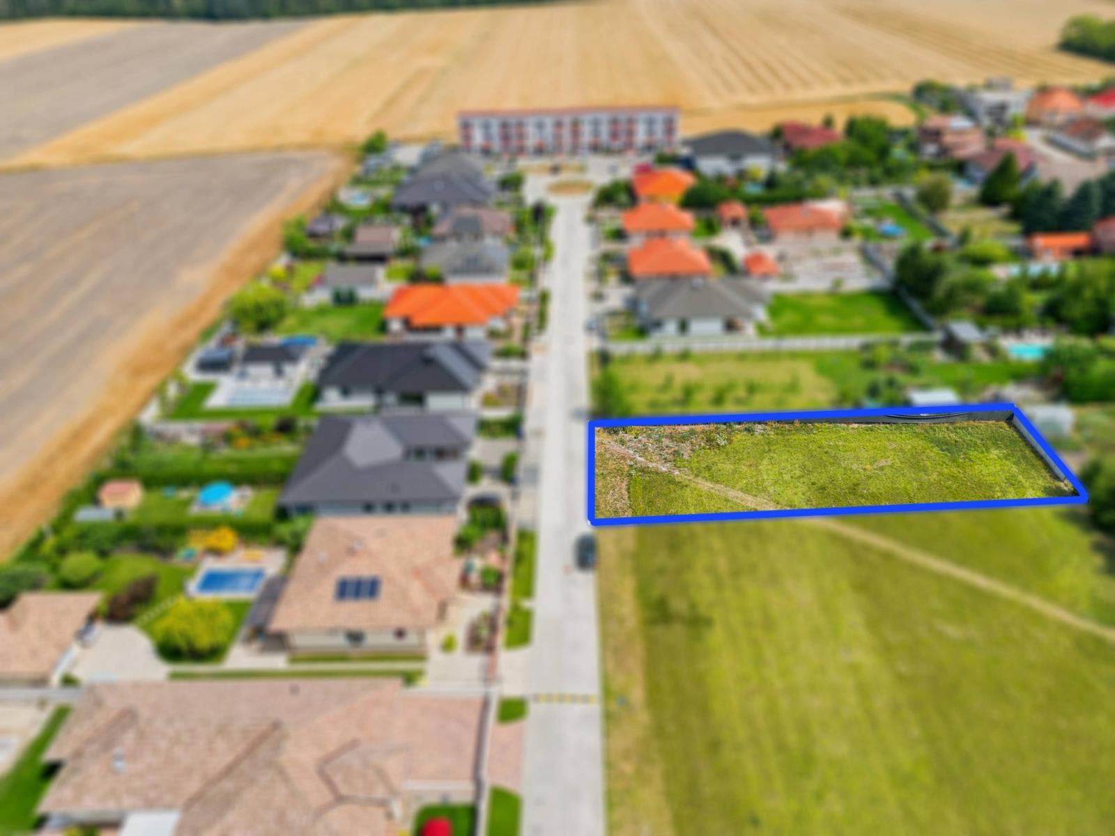 Stavebný pozemok v novej štvrti obce Ohrady – 969 m²