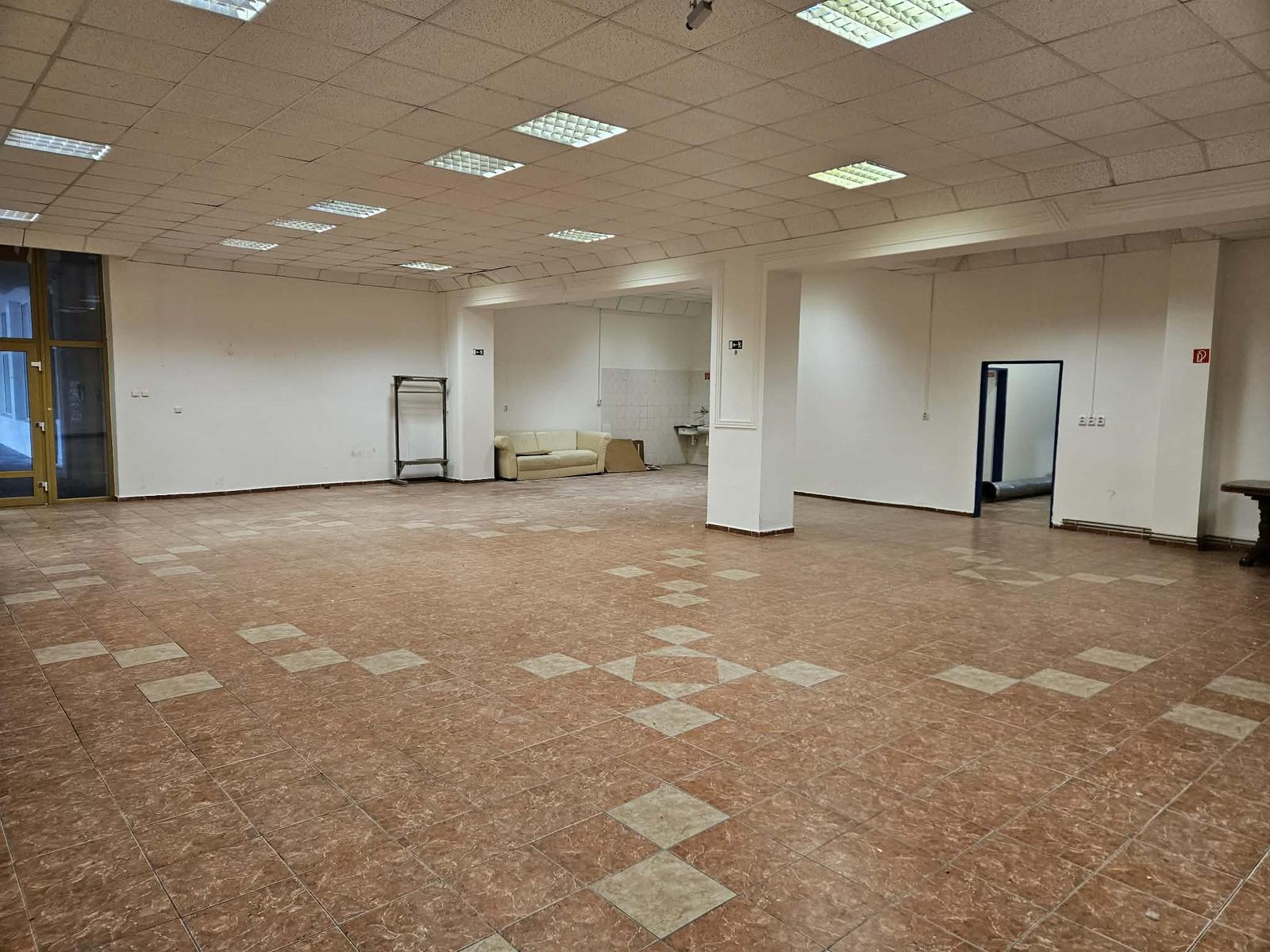 Exkluzívny obchodný priestor na prenájom v centre Dunajskej Stredy – ul. Vámbéryho – fotka 2