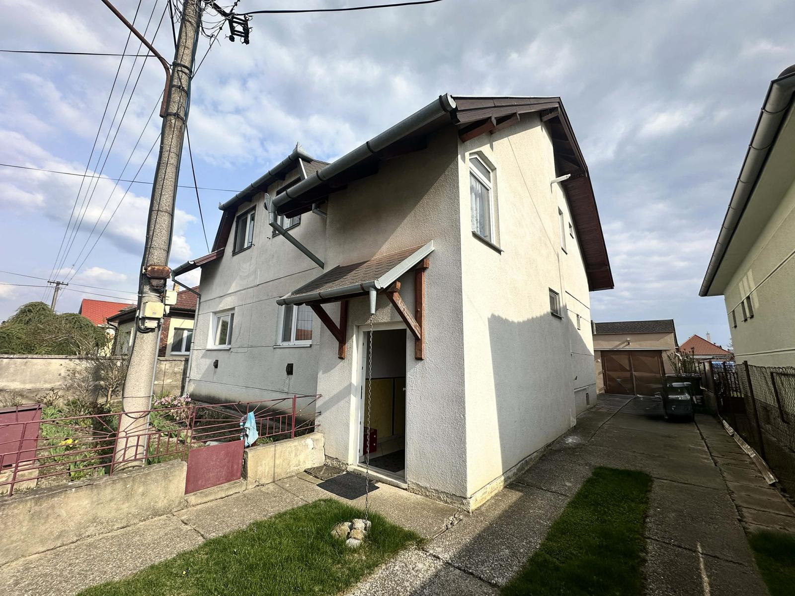 Na predaj 2 generačný,  8 izbový poschodový dom s dvoma samostatnými bytovými jednotkami v tichej a kľudnej časti mesta  ŠAMORÍN