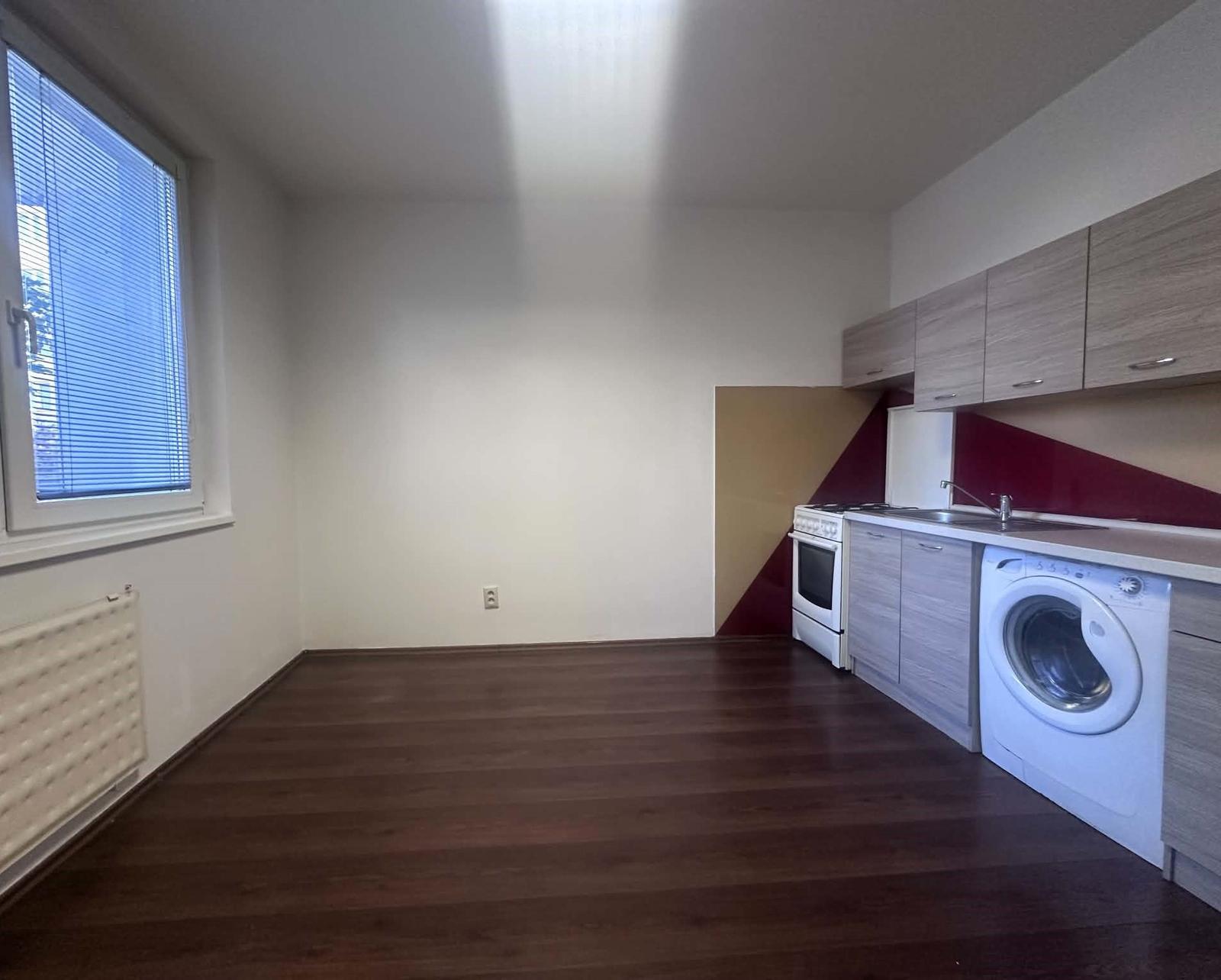 Na prenájom priestranný a čiastočne  zariadený 1 izbový byt  s loggiou  vo východnej časti mesta / 40 m2  - NOVÁ VES  -Dunajská  Streda – fotka 2