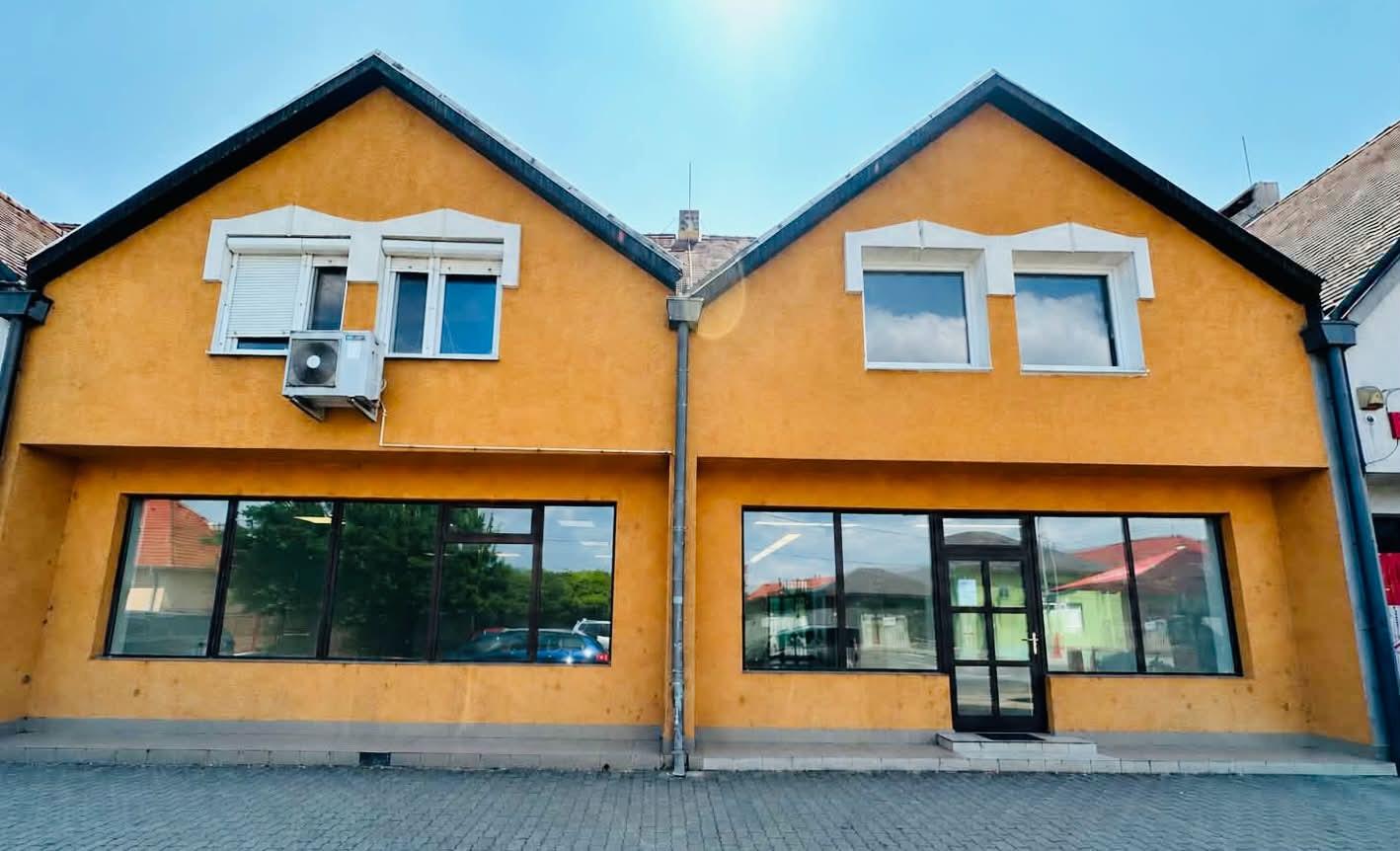 NA PREDAJ   Multifunkčný obchodný priestor (350 m²) na frekventovanej ulici vo Veľkom Mederi