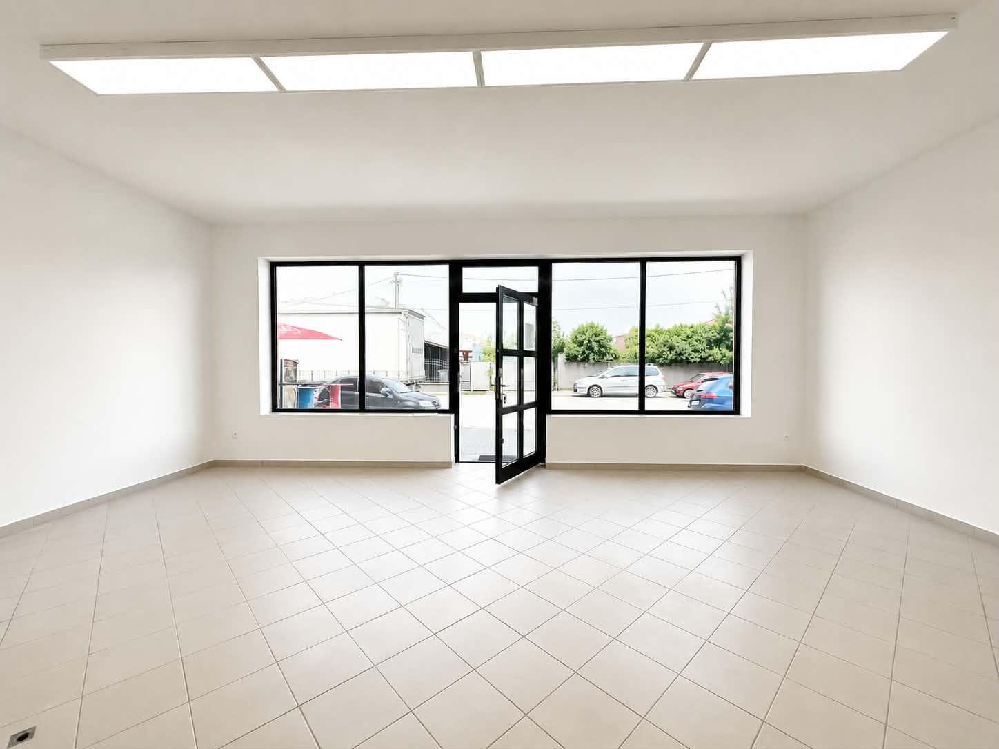 NA PRENÁJOM   Multifunkčný obchodný priestor (350 m²) na frekventovanej ulici vo Veľkom Mederi