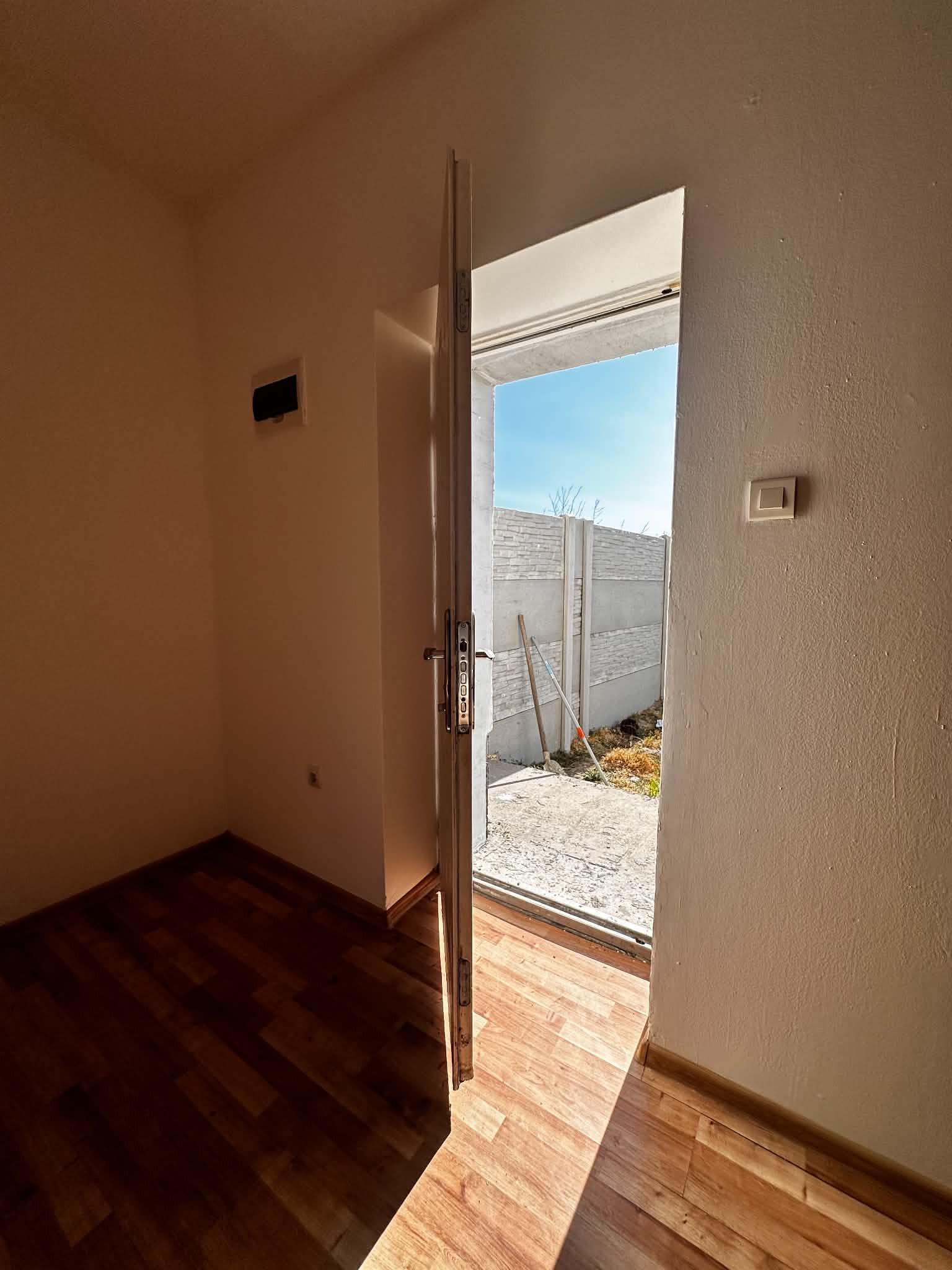 Na predaj 2-izb. byt v dvojdome (110 m²) v štandarde s krbom – Možnosť kúpy celého dvojdomu!   Zemianska Olča – fotka 2