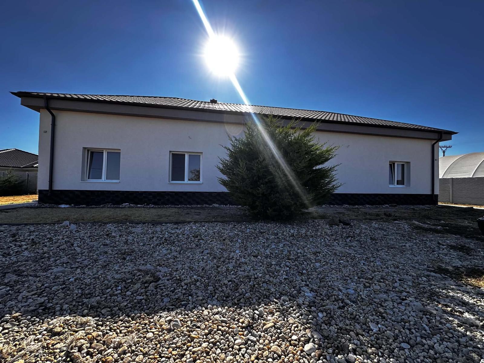 Na predaj 2-izb. byt v dvojdome (110 m²) v štandarde s krbom – Možnosť kúpy celého dvojdomu!   Zemianska Olča