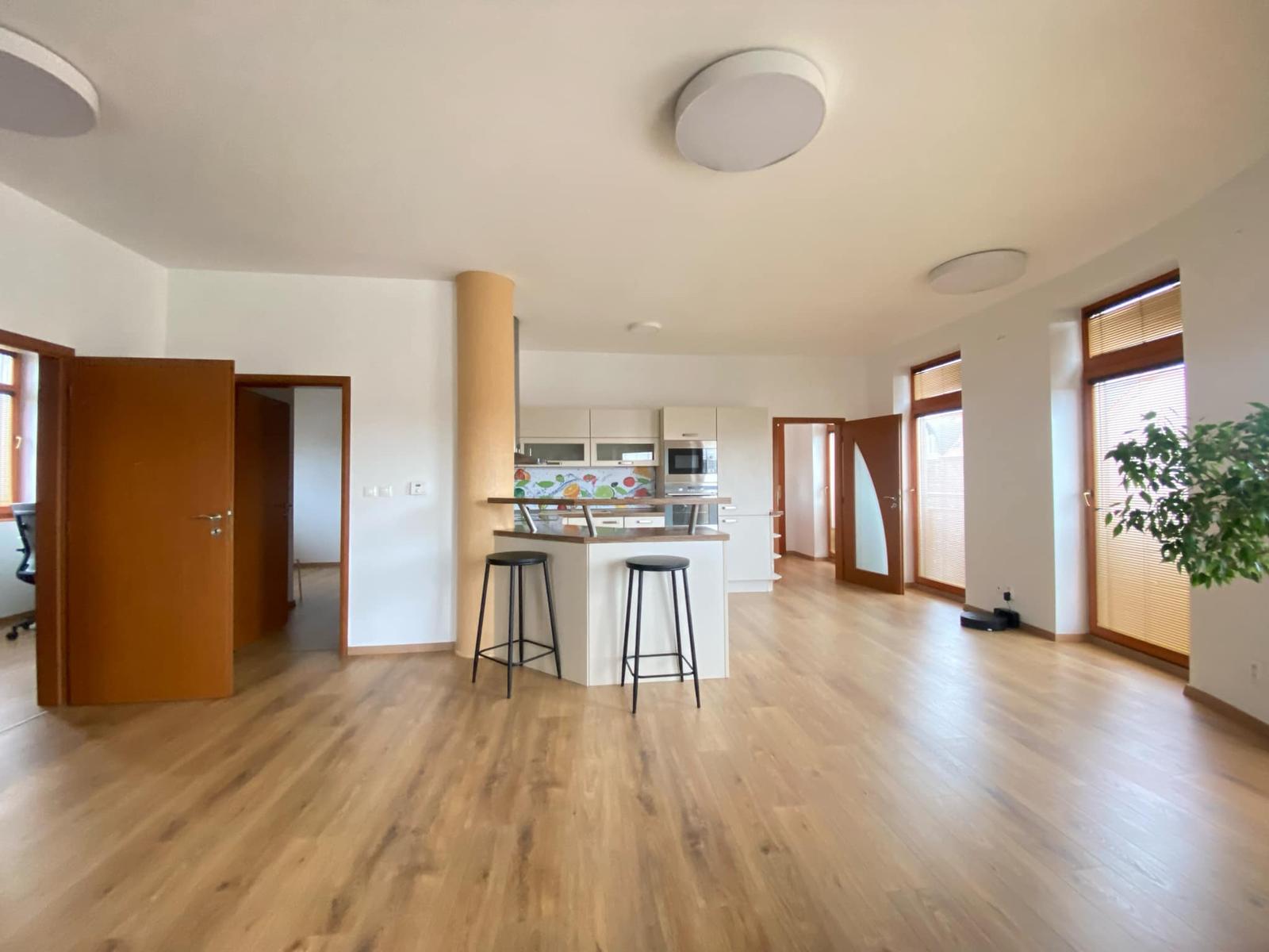 Na prenájom  elegantný 3 izbový byt priamo v centre Dunajskej Stredy v budove DUNA PALÁC/650 € / mesiac – fotka 2