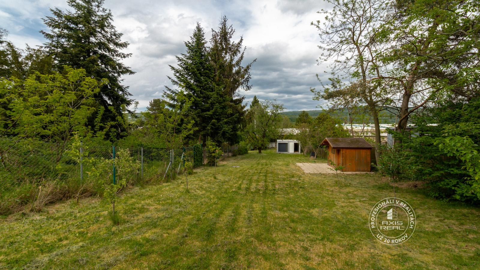 AXIS REAL | Slnečná záhrada 901 m² s chatkou, Dúbravka – Polianky – fotka 2