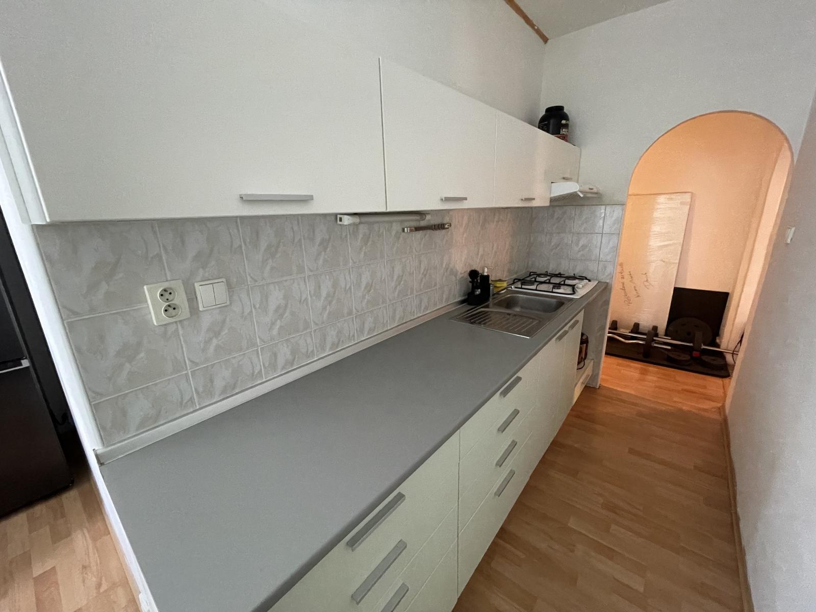 Ponúkame Vám na predaj 1-izbový byt v Bánovciach nad Bebravou o výmere 44m2.